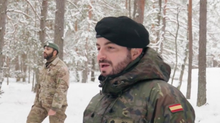 Los soldados españoles cantan un villancico ucraniano en la felicitación navideña de la OTAN