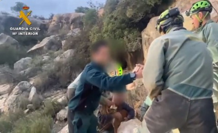 La Guardia Civil rescata a una perra atrapada desde el domingo en una cueva