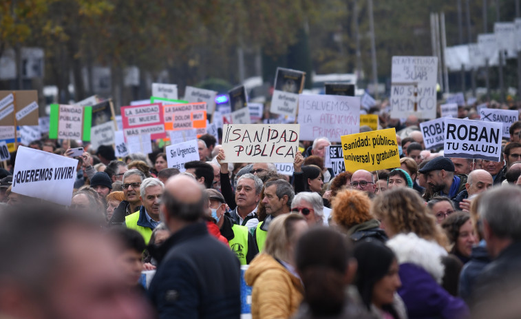 Miles de personas protestan contra privatización de la sanidad pública