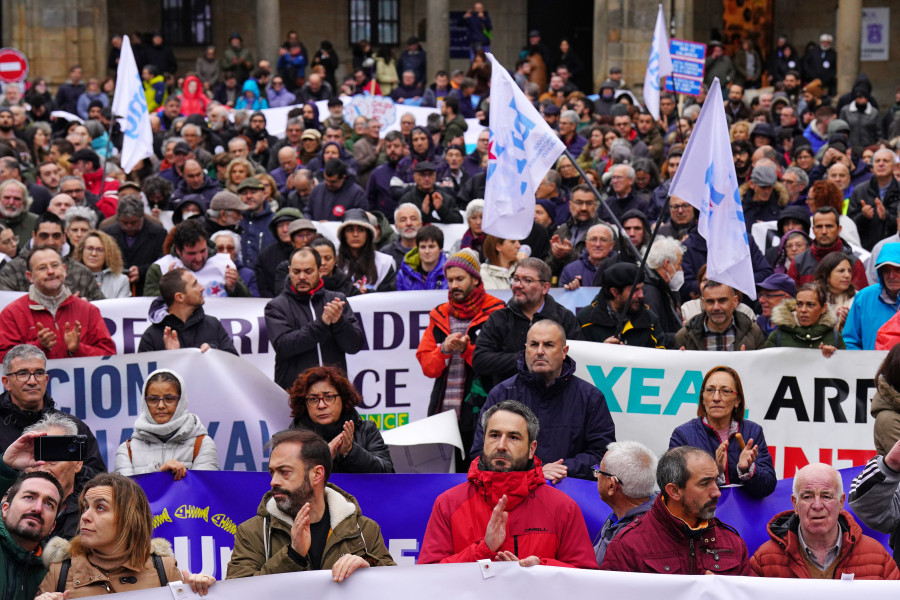 Cientos de personas se manifiestan para pedir una “salida justa” a la crisis