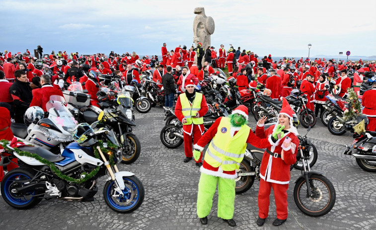 Casi dos mil papanoeles cambian el trineo por la moto y tiñen de rojo A Coruña