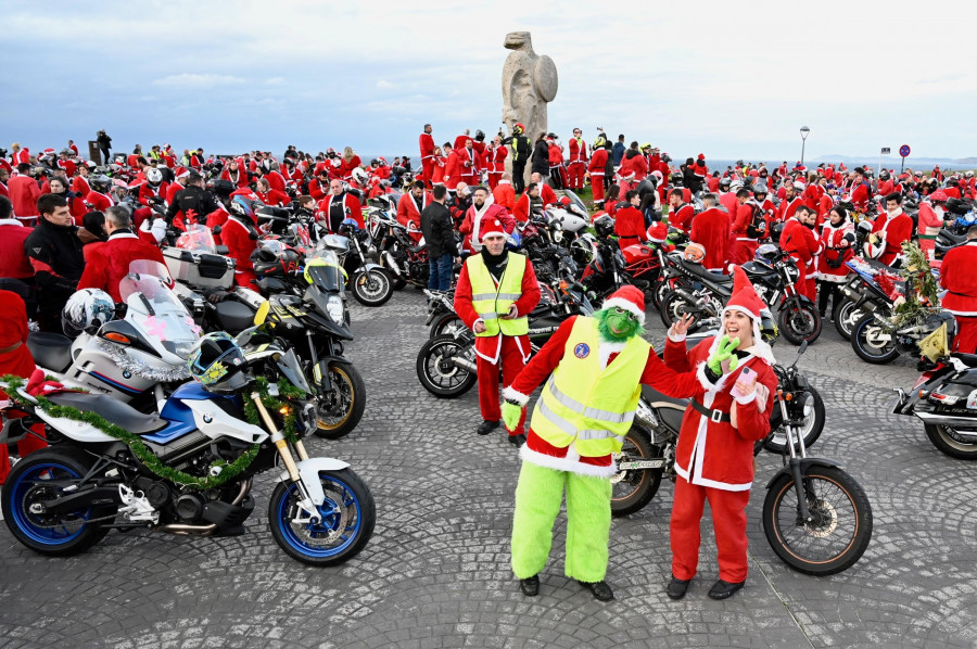 Casi dos mil papanoeles cambian el trineo por la moto y tiñen de rojo A Coruña