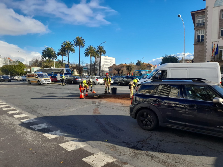 Una furgoneta y un porsche colisionan en la plaza de Ourense