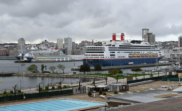 El ‘Borealis’ y ‘Balmoral’, los dos últimos cruceros que visitan A Coruña en un año histórico