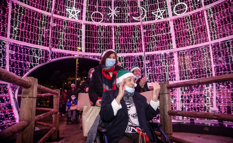 Los mayores de Padre Rubinos, en A Coruña, disfrutan de su ‘fiesta’ navideña con RadioTaxi