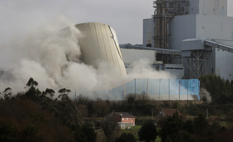 VÍDEO: Meirama dice adiós a la chimenea de su central térmica