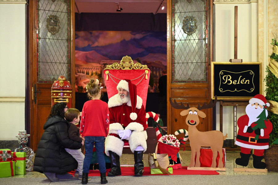 Papá Noel y sus elfos llegan a María Pita para conocer a los más pequeños de la ciudad