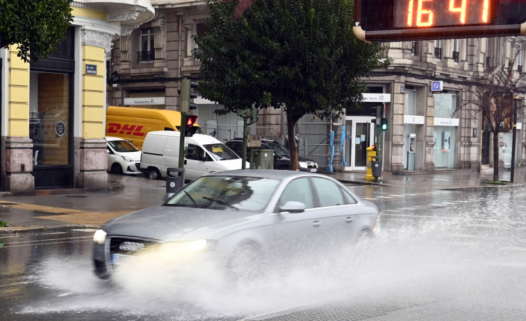 Las compras de última hora, la lluvia y dos accidentes generan caos de tráfico en A Coruña