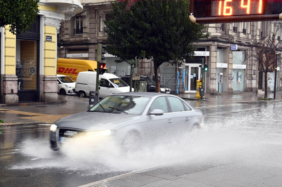 Las compras de última hora, la lluvia y dos accidentes generan caos de tráfico en A Coruña