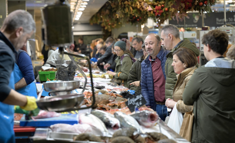 Los mercados de A Coruña vuelven a su esplendor con puestos llenos de marisco y total expectación