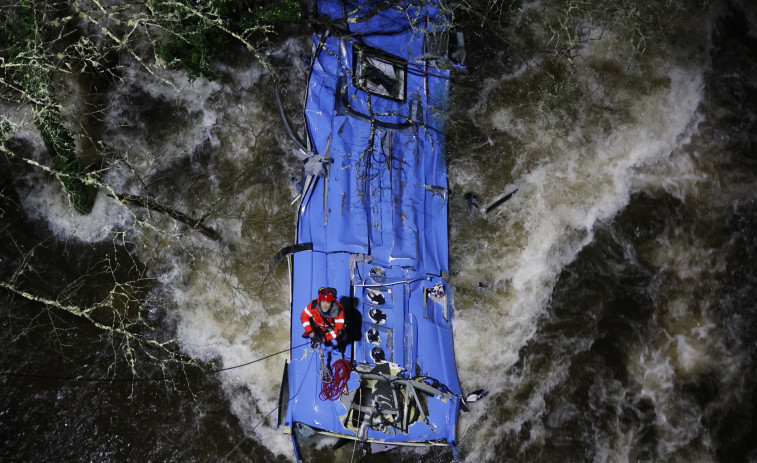 Dos fallecidos y tres desaparecidos tras caer un autobús al río Lérez en Cerdedo-Cotobade