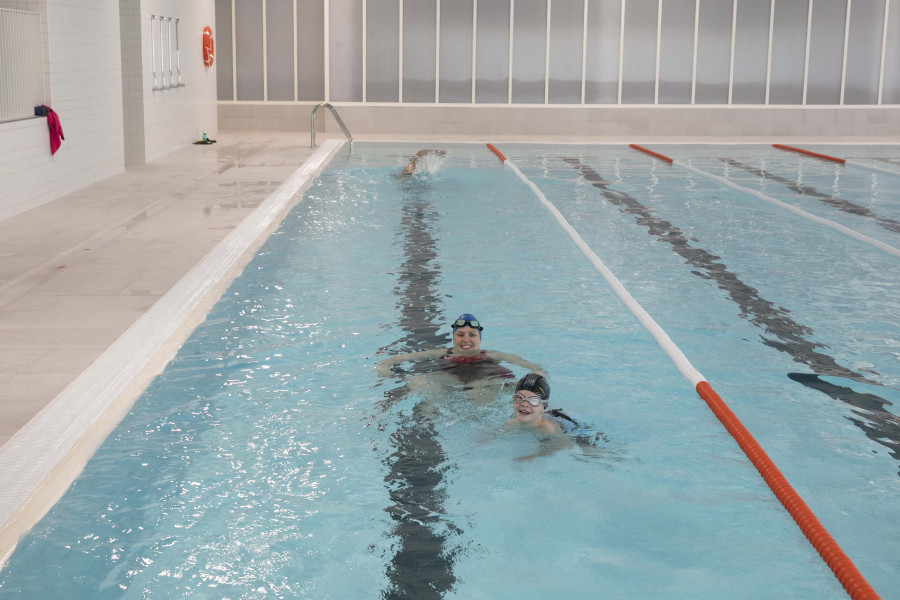 Los vecinos de O Castrillón ya disfrutan de la demandada piscina de su centro deportivo