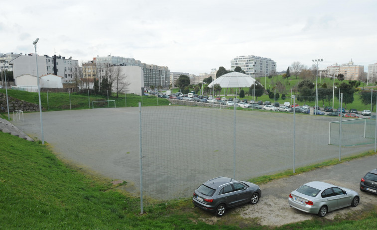 El pleno de A Coruña da el visto bueno al campo de fútbol de Eirís y más tarde instalará la cubierta