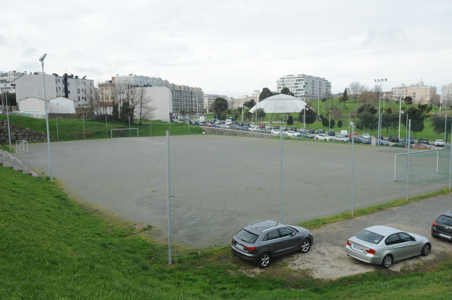 El pleno de A Coruña da el visto bueno al campo de fútbol de Eirís y más tarde instalará la cubierta