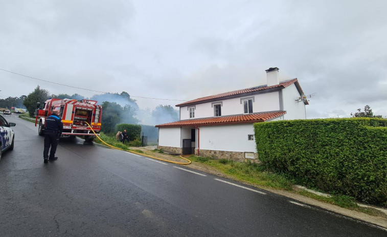 Una octogenaria inhala humo al registrarse un incendio en la cocina de su casa en Cecebre