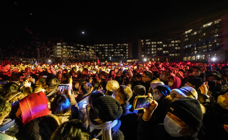 Multitudes chinas celebran el fin de año pese a la mortifera ola de contagios