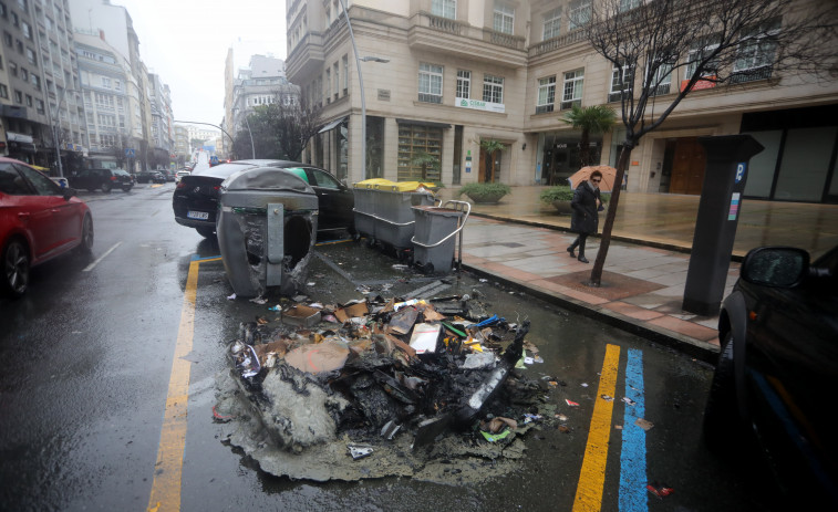 Una pareja de sintecho le prende fuego a casi 30 contenedores