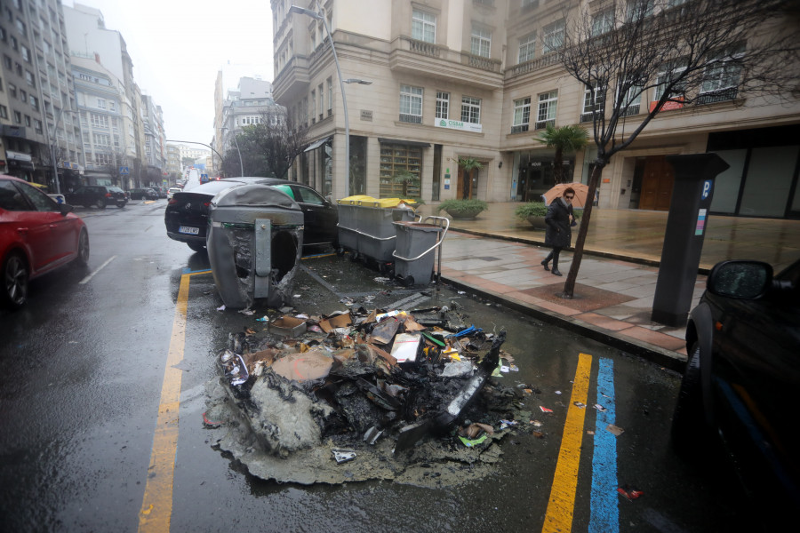 Una pareja de sintecho le prende fuego a casi 30 contenedores