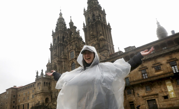 Los peregrinos más madrugadores se acercan a la Catedral el primer día del 23