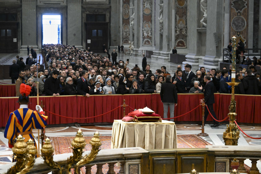 Miles de fieles despiden a Benedicto XVI en la basílica de San Pedro