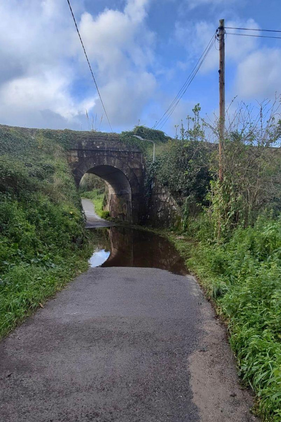 Una inundación en un túnel impide el paso de ciclistas y peatones entre la zona de Someso y O Martinete