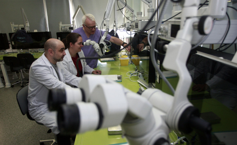 El Inibic de A Coruña recibe la insignia de oro que otorgan los médicos gallegos