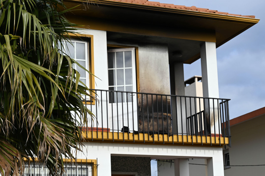 Un hombre de 50 años salta por el balcón para escapar de un fuego en Eirís