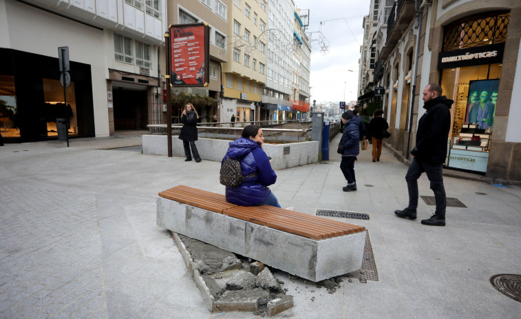 Rompen por segunda vez en dos días el mismo banco de piedra de la calle Compostela