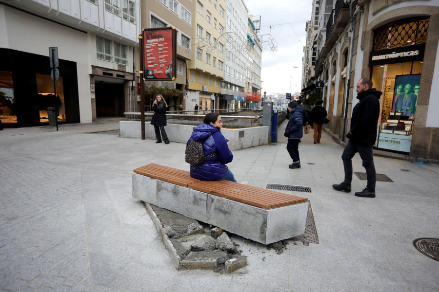 Rompen por segunda vez en dos días el mismo banco de piedra de la calle Compostela