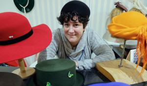 Julia Vilariño, la artesana de Pontedeume que hace sombreros a medida