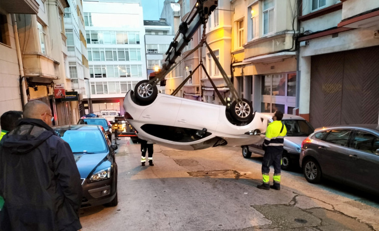 Espectacular vuelco en una pequeña calle coruñesa junto a Santa Margarita