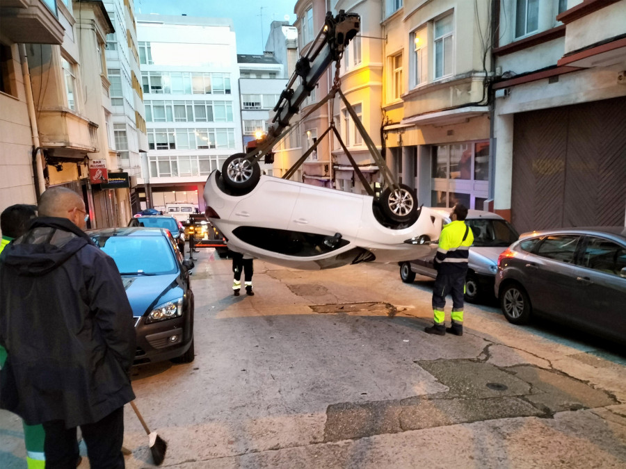 Espectacular vuelco en una pequeña calle coruñesa junto a Santa Margarita