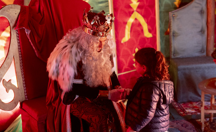 Sus Majestades Melchor, Gaspar y Baltasar visitan a los niños de Coirós