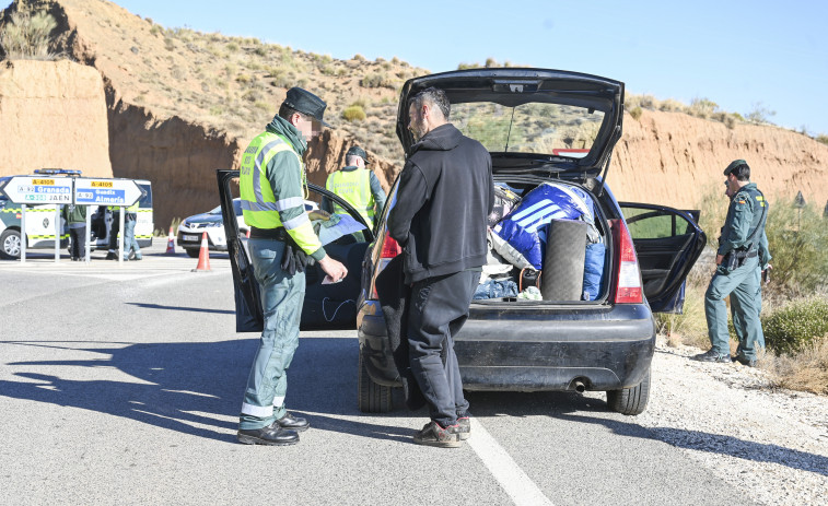 Los asistentes a la rave de La Peza comienzan a desalojar el lugar