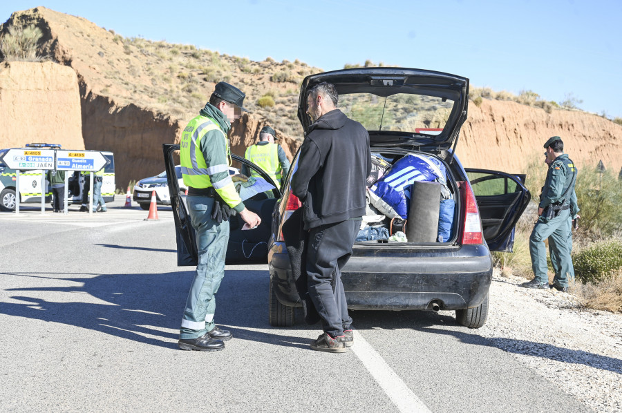 Los asistentes a la rave de La Peza comienzan a desalojar el lugar