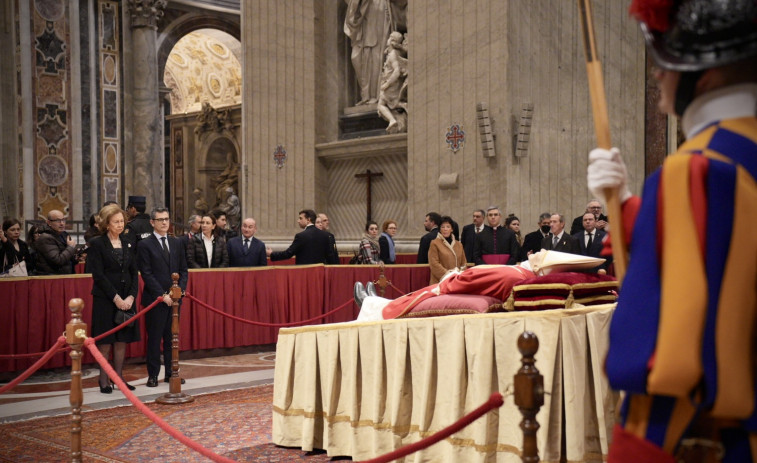 Casi 200.000 personas pasaron por la capilla ardiente del papa emérito
