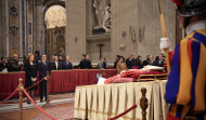 Casi 200.000 personas pasaron por la capilla ardiente del papa emérito