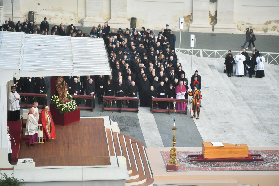 El papa Francisco destaca la sabiduría, la delicadeza y la entrega de Benedicto XVI