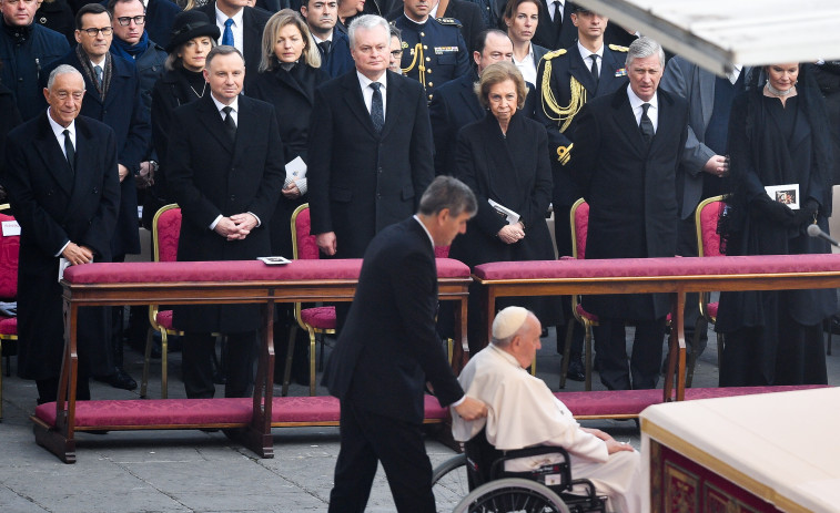 La reina emérita Sofía, de luto y en primera fila en funeral de Benedicto XVI