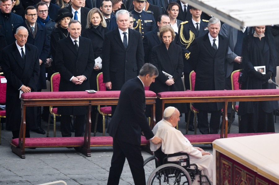La reina emérita Sofía, de luto y en primera fila en funeral de Benedicto XVI