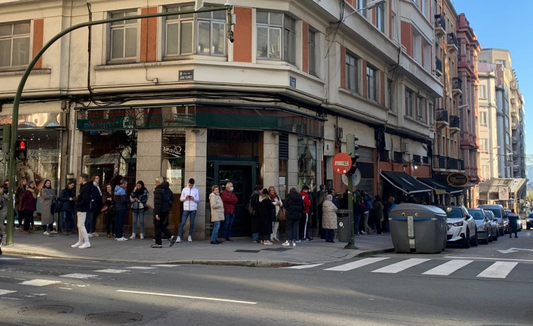 Dos horas y media de espera para comprar el roscón de Glaccé, en A Coruña