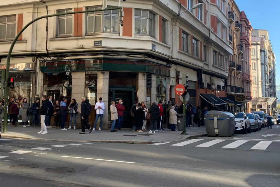 Dos horas y media de espera para comprar el roscón de Glaccé, en A Coruña