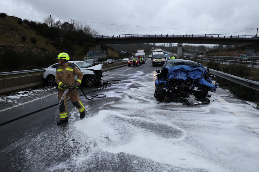 Muere un hombre al chocar su coche contra otro que saltó la mediana en Salvaterra