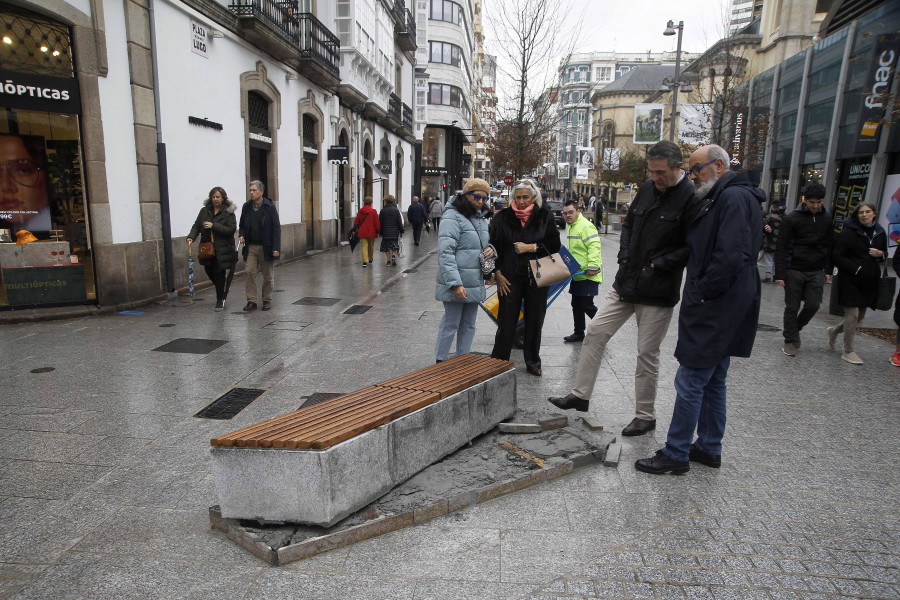 El banco ‘maldito’ de la calle Compostela, en A Coruña, dañado por tercera vez