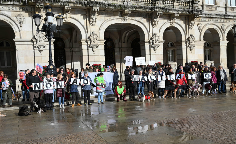 La militancia animalista se une en A Coruña por el bienestar de los perros de caza