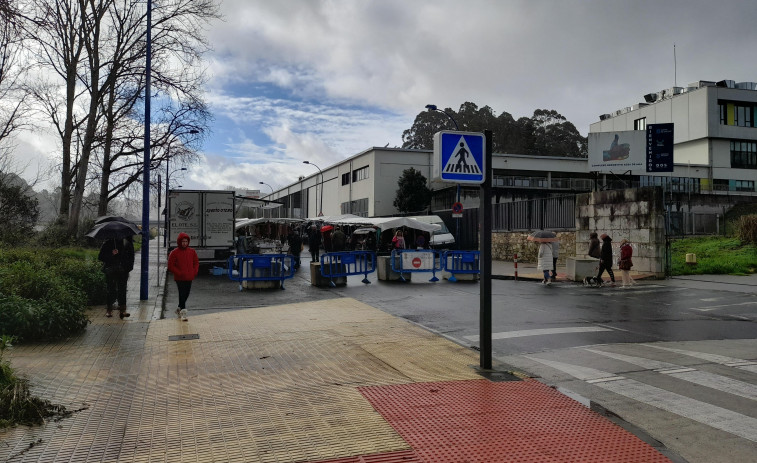 Decenas de personas desafiaron a la lluvia para asistir en Vilaboa al  primer feirón del año