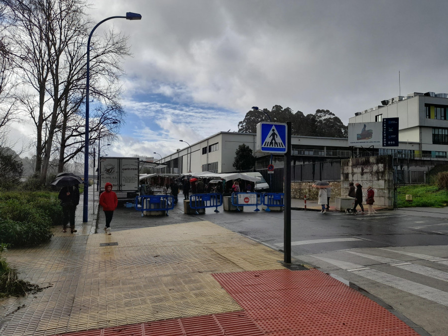 Decenas de personas desafiaron a la lluvia para asistir en Vilaboa al  primer feirón del año