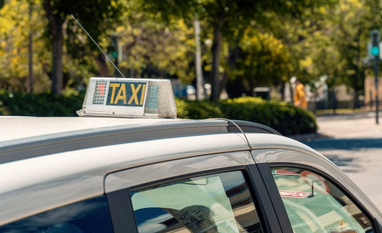 Rebajan un año la condena a un taxista que violó a una clienta en Santiago