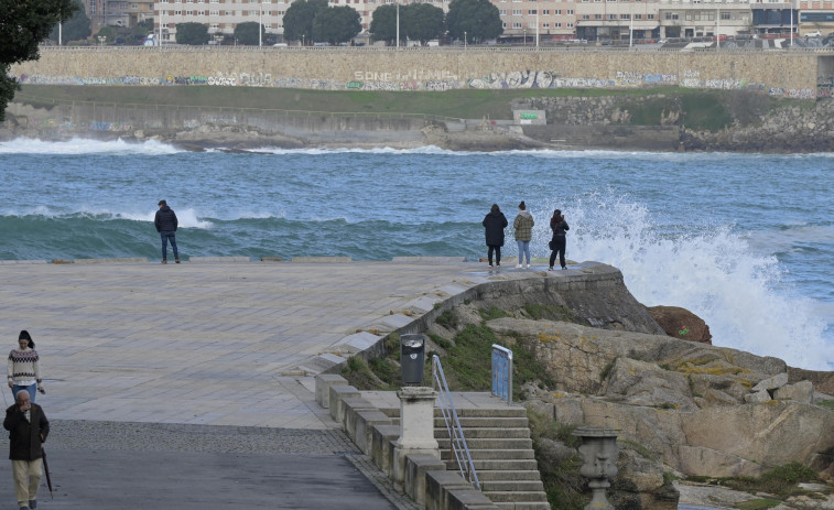 Abren las playas de A Coruña tras la segunda alerta naranja en lo que va de año