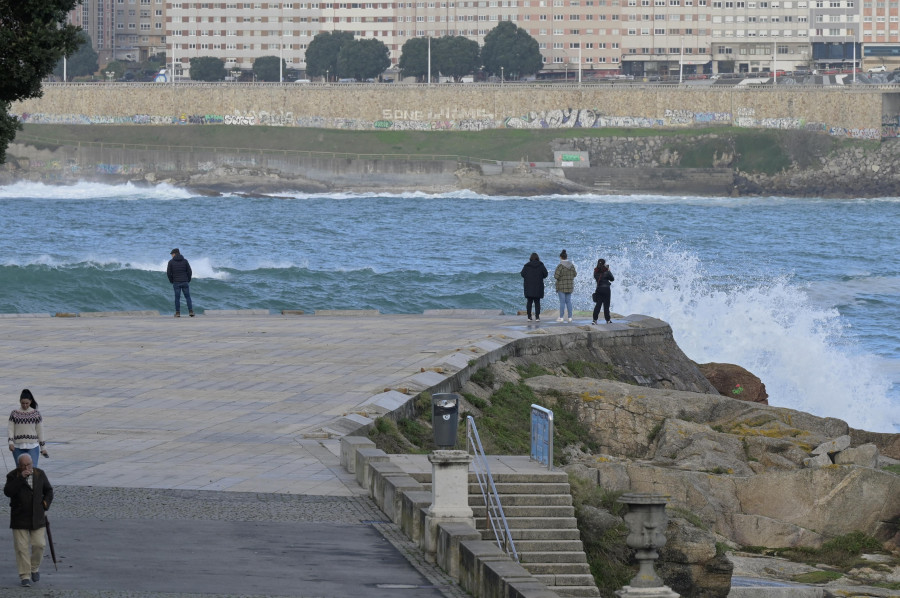 Abren las playas de A Coruña tras la segunda alerta naranja en lo que va de año